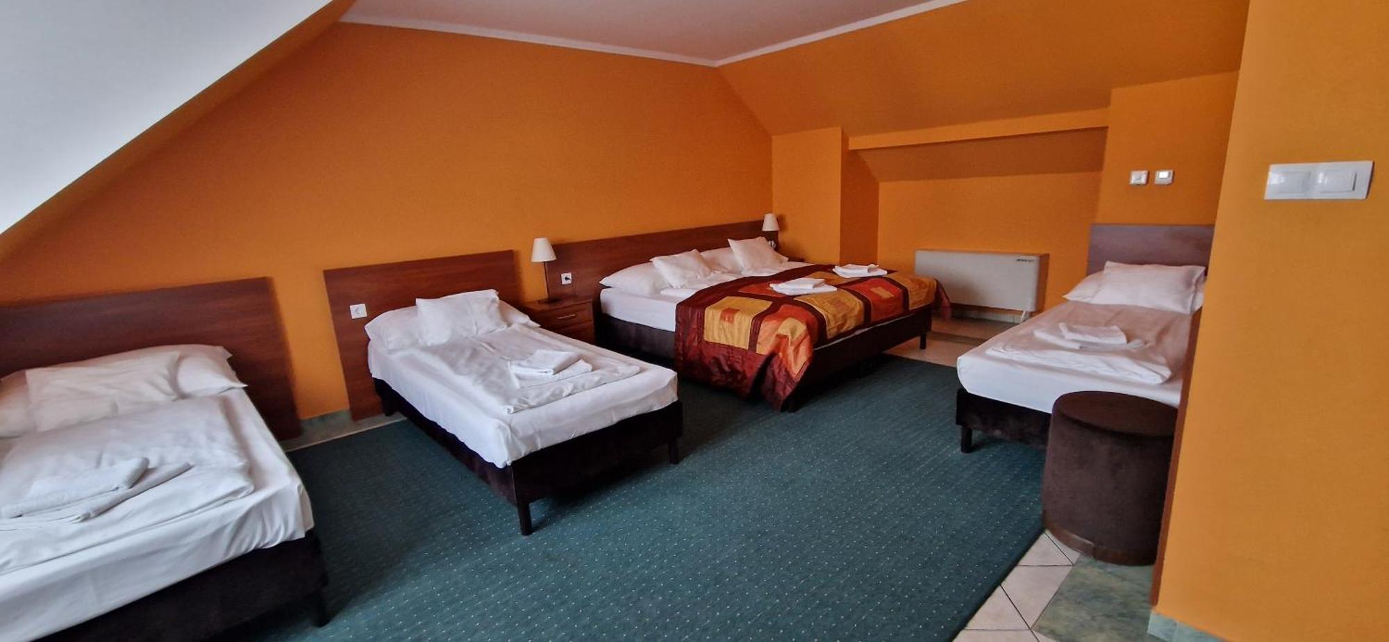 Hotel Patonai Fertőd Exterior foto