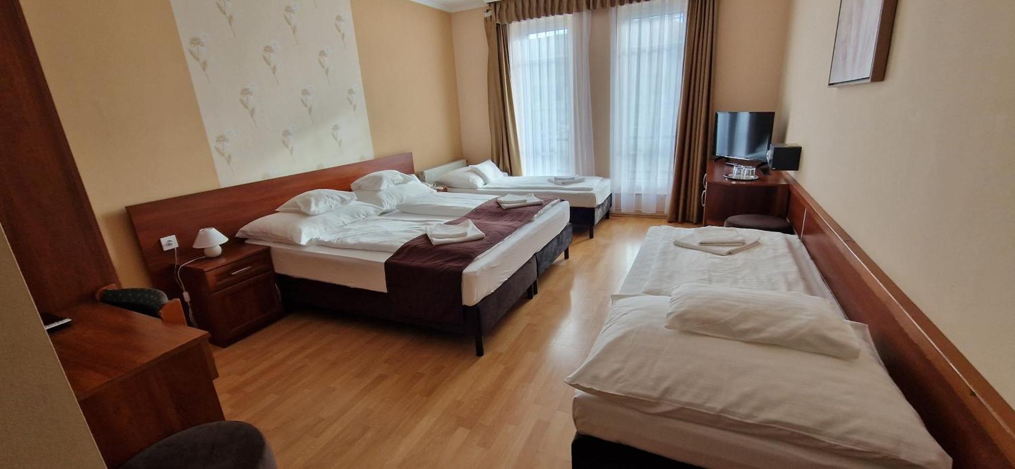 Hotel Patonai Fertőd Exterior foto