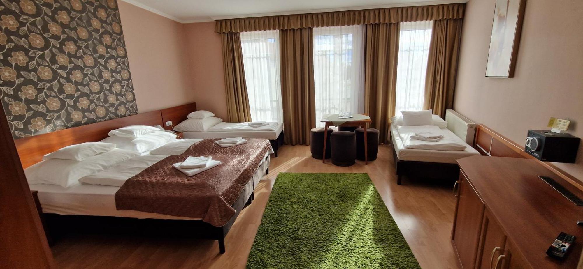 Hotel Patonai Fertőd Exterior foto