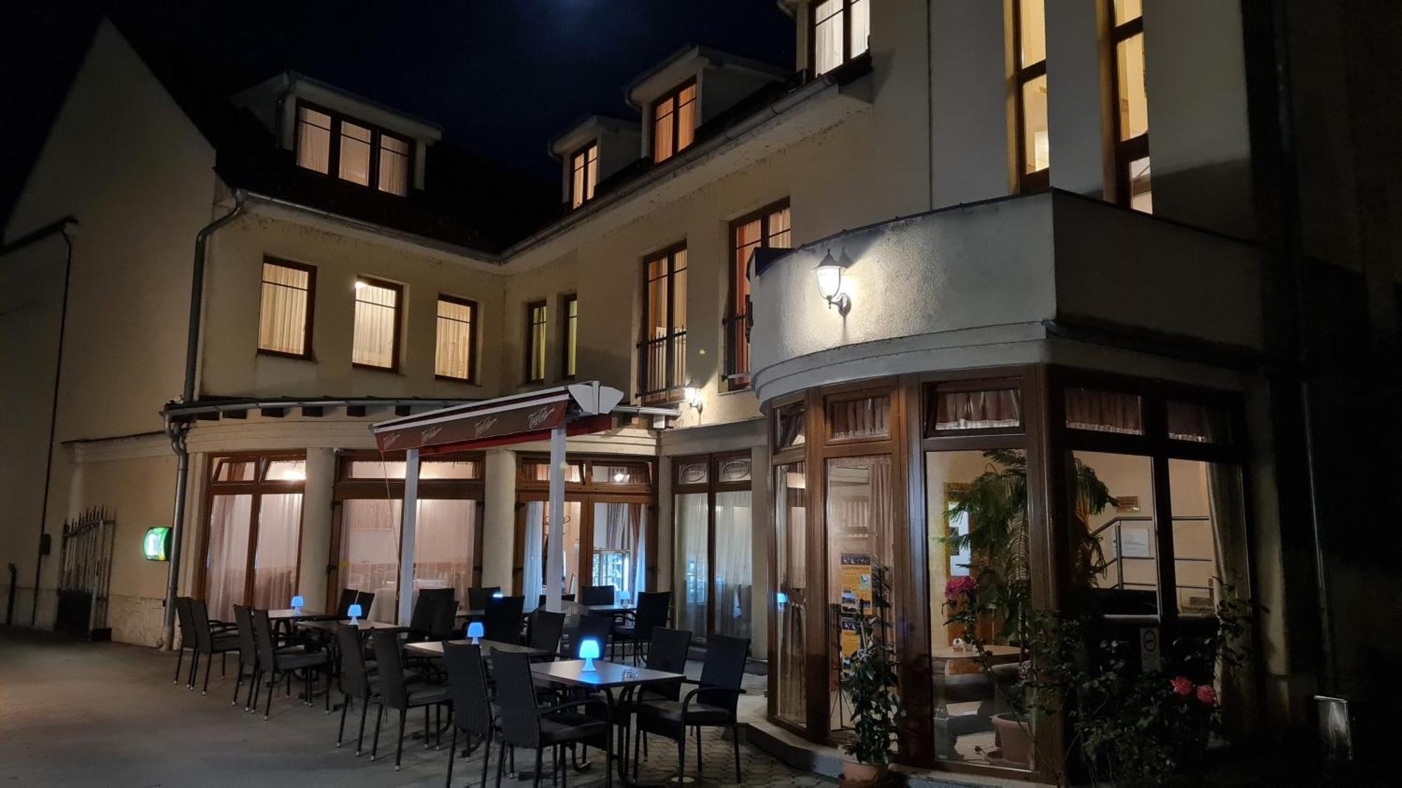 Hotel Patonai Fertőd Exterior foto