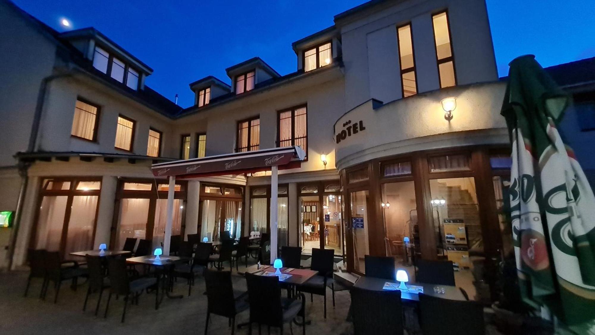 Hotel Patonai Fertőd Exterior foto
